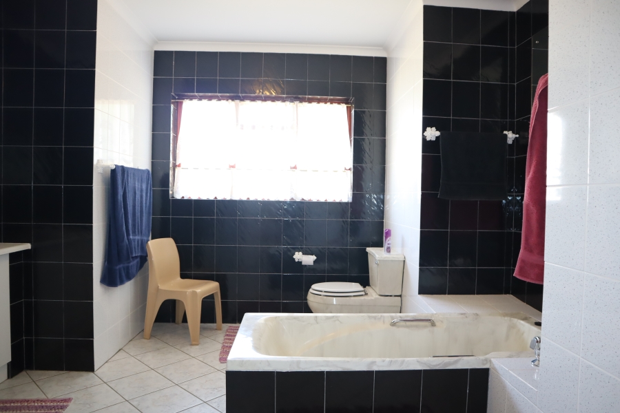 5 Bedroom Property for Sale in Wavecrest Eastern Cape